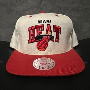 MITCHELL & NESS Miami Heat Classic Arch Logo Adjustable SnapBack Hat / One Size